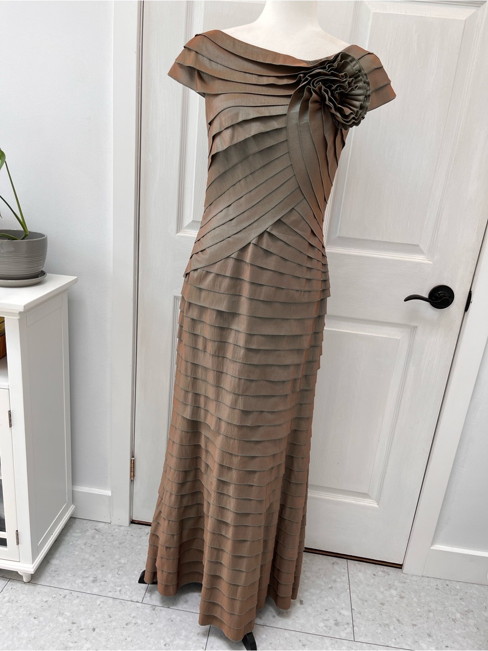 Tadashi Shoji Shutter Pleat Rosette Gown 10P Petite Formal Evening Gala Elegance